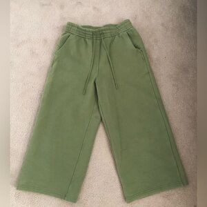 Lululemon Green Capris Pants